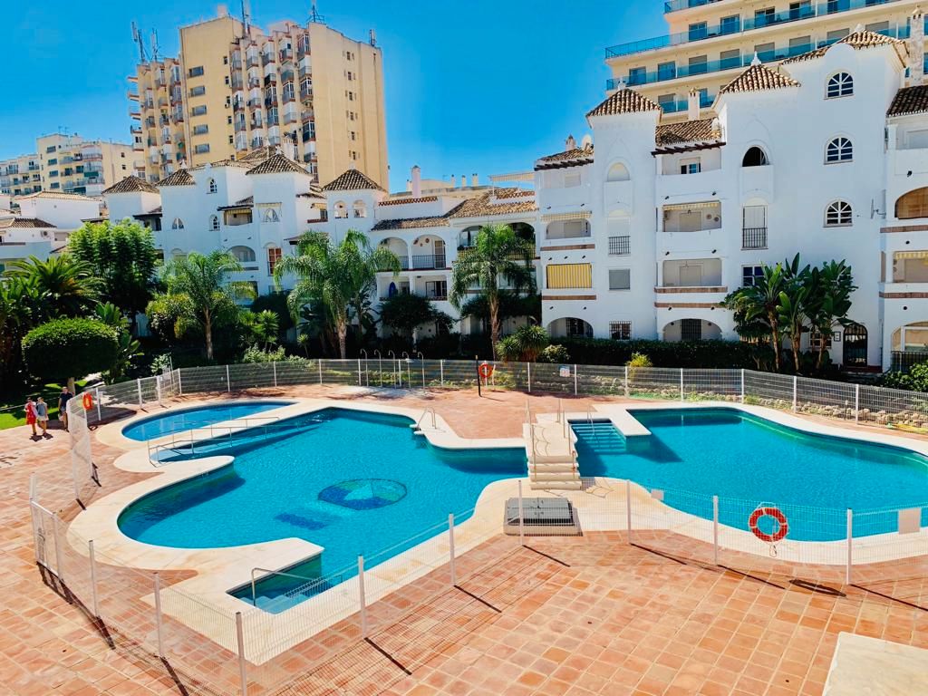 Piscina de Apartament de lloguer en Benalmádena amb Aire condicionat, Terrassa i Moblat