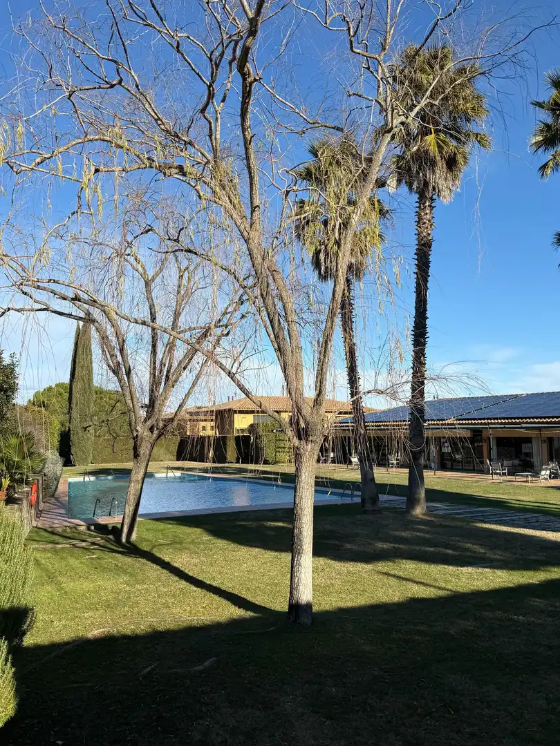 Piscina de Apartamento en venta en Navata con Aire acondicionado, Calefacción y Domótica