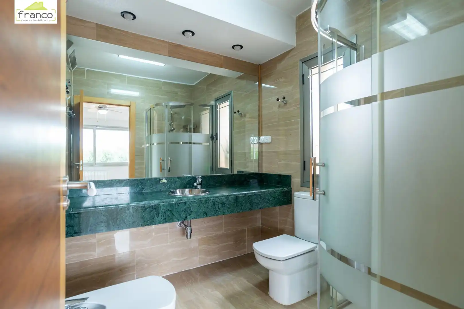 Baño de Casa adosada en venta en Murcia con Aire acondicionado, Calefacción y Jardín privado