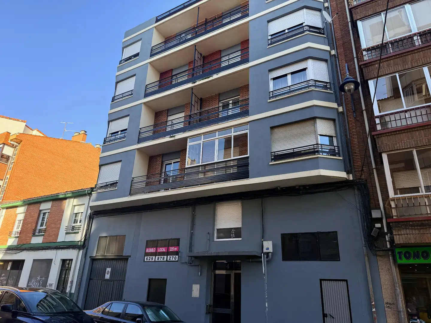 Vista exterior de Pis en venda en León Capital  amb Calefacció, Terrassa i Moblat