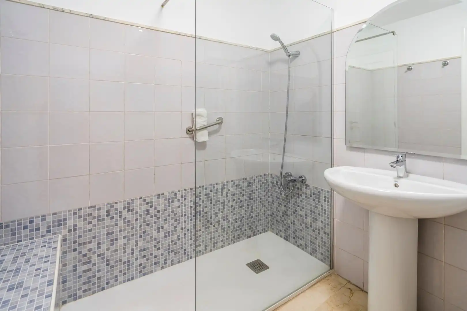 Baño de Piso de alquiler en Valencia con Aire acondicionado, Calefacción y Amueblado