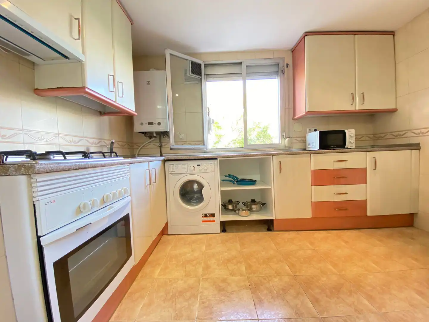 Room in Calle Pico de Alba, 2, Palomeras Bajas