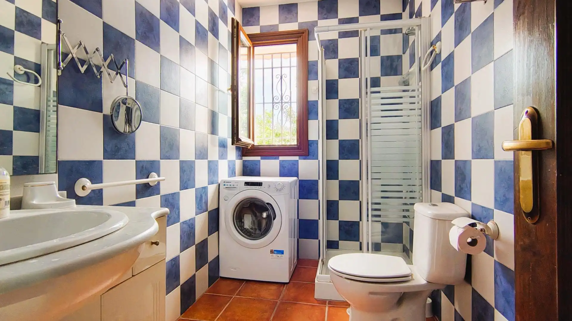 Baño de Apartamento de alquiler en Marbella con Aire acondicionado, Jardín privado y Terraza