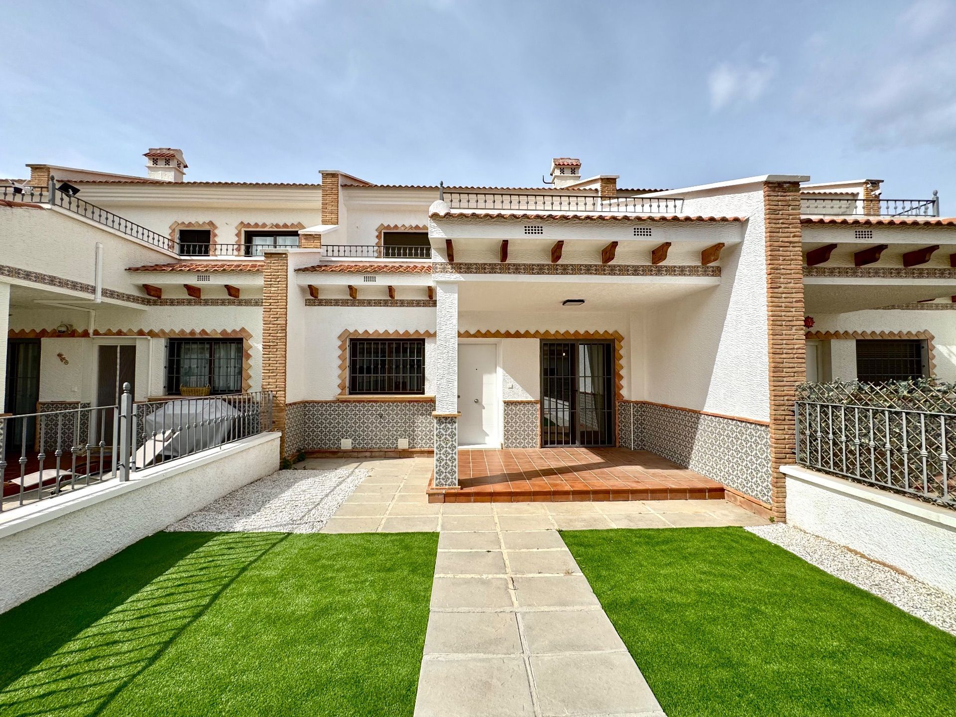 Vista exterior de Casa o xalet en venda en San Miguel de Salinas amb Aire condicionat, Calefacció i Jardí privat