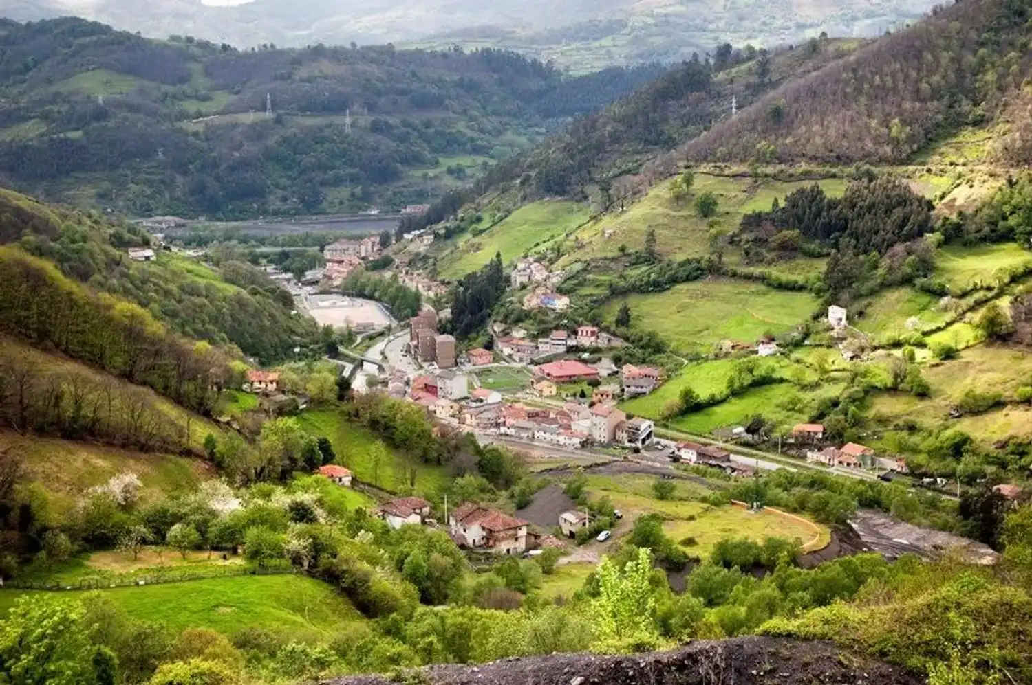 Vista exterior de Casa o xalet en venda en Mieres (Asturias) amb Piscina