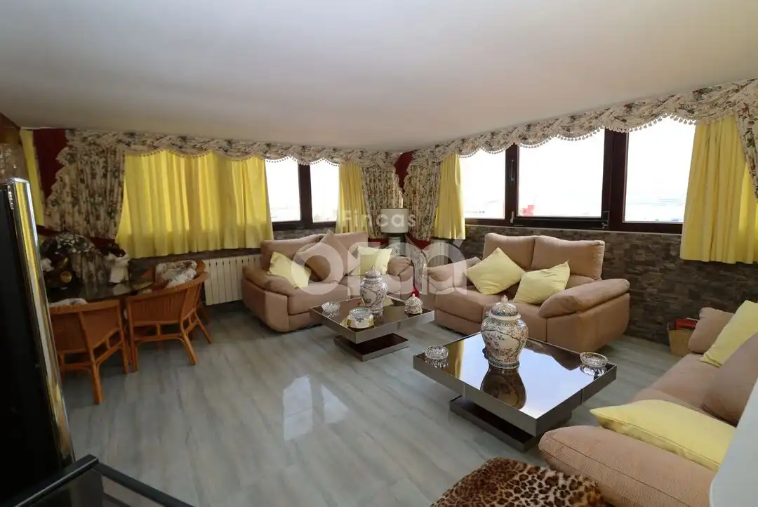 Sala de estar de Ático en venta en Santurtzi  con Calefacción, Terraza y Amueblado