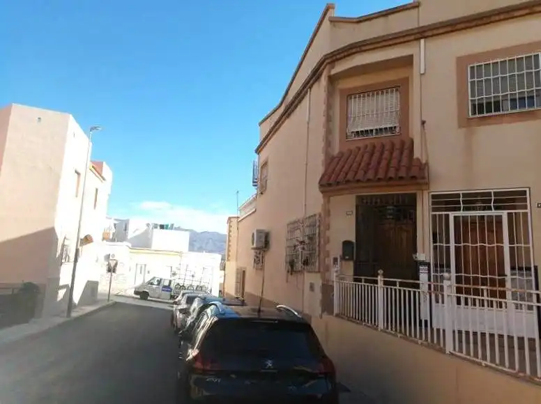 Adossat en venda a Calle ELVIRA