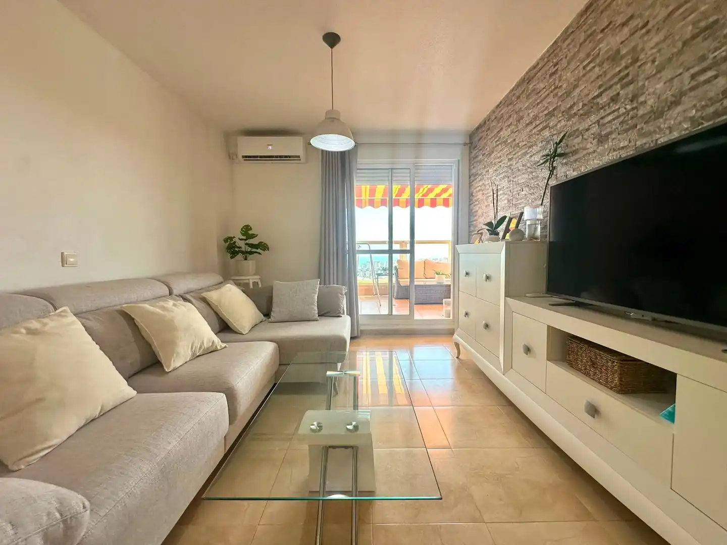 Sala d'estar de Pis en venda en Roquetas de Mar amb Aire condicionat i Terrassa