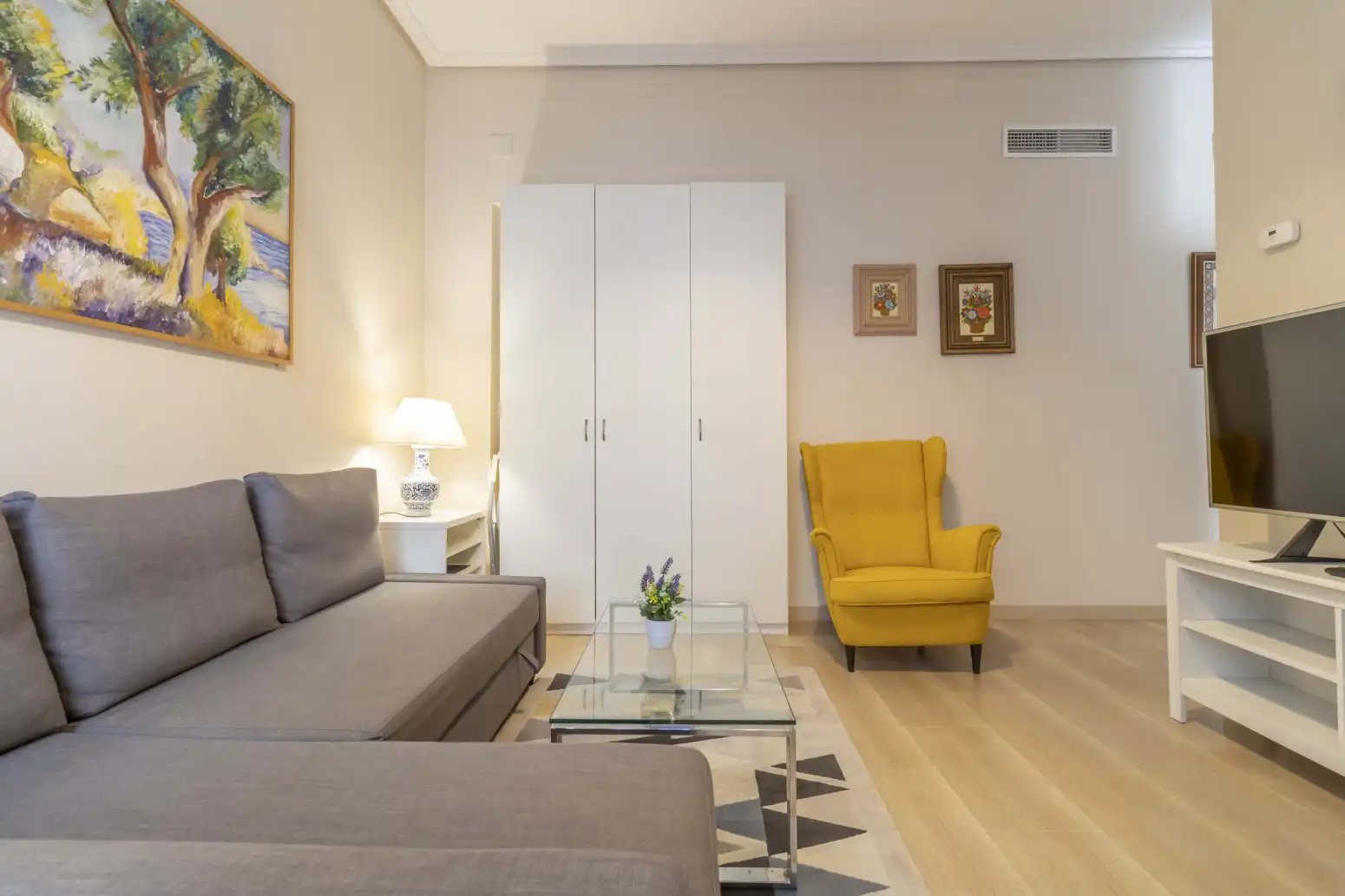 Living room of Flat for sale in Sevilla  with Air Conditioner, Heating and Balcony