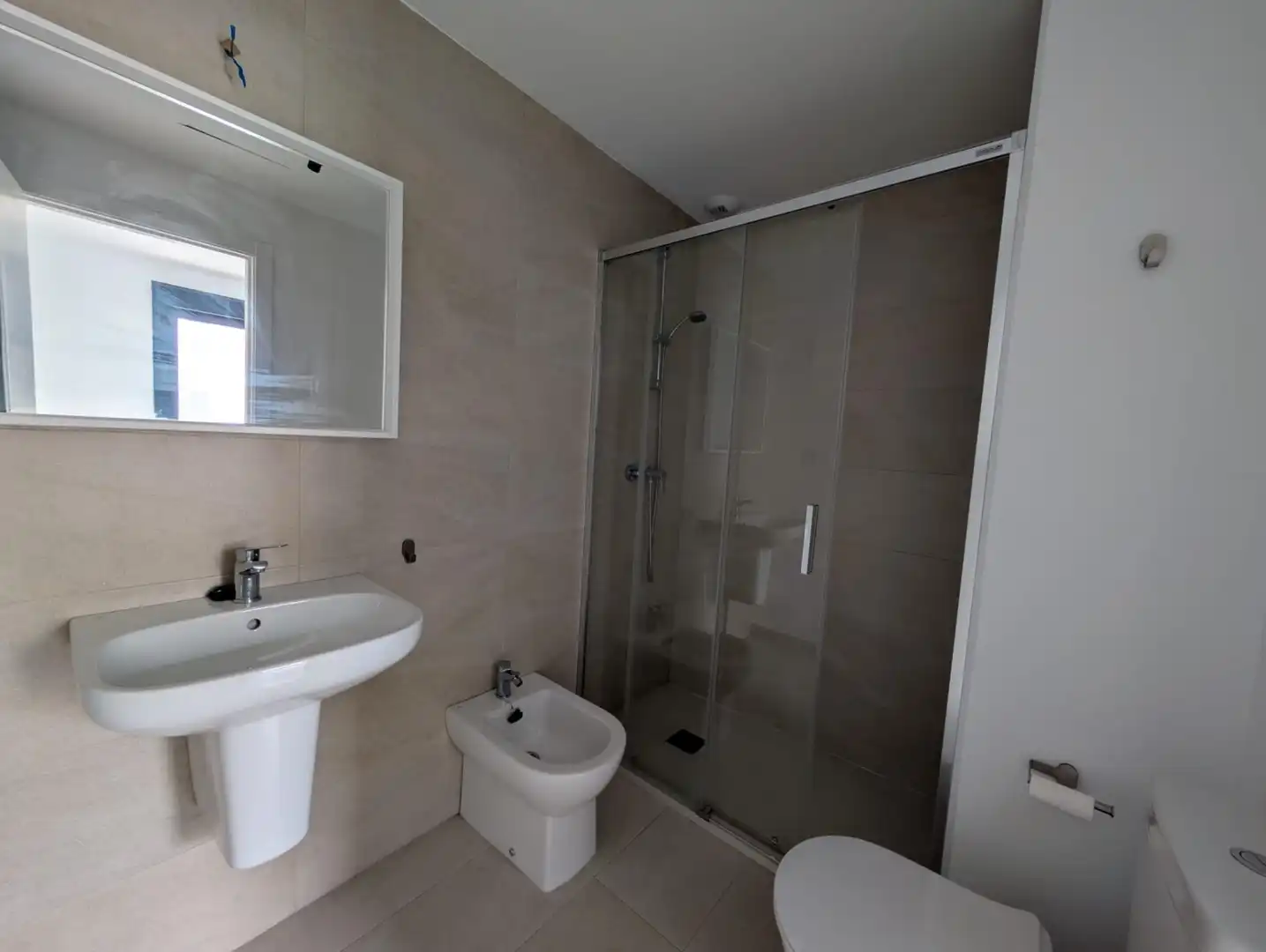 Badezimmer von Wohnung zur Miete in Camas mit Klimaanlage, Heizung und Terrasse