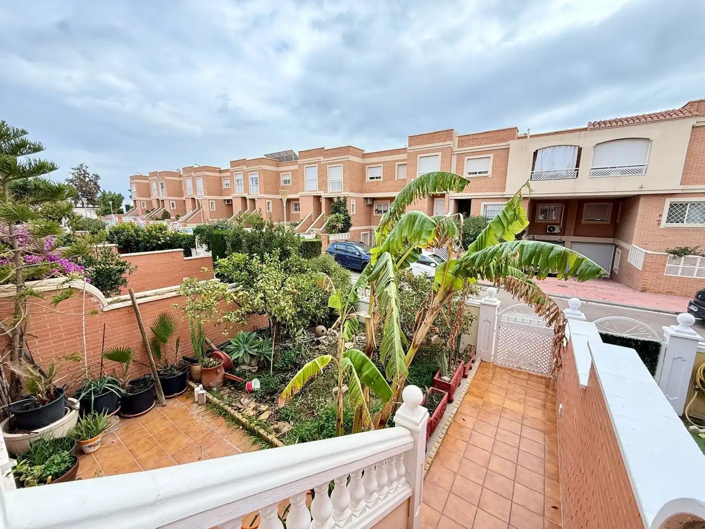 Vista exterior de Casa adosada en venda en Almería amb Terrassa