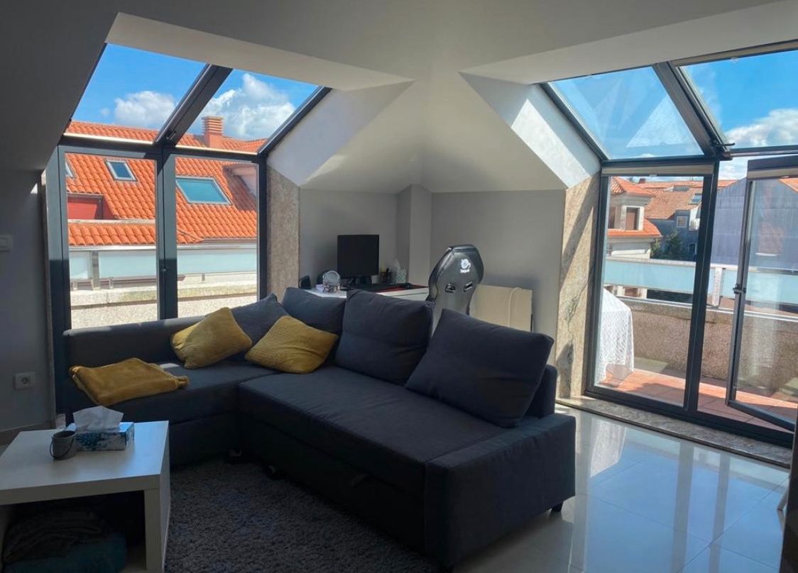 Sala d'estar de Àtic de lloguer en Cambados amb Calefacció, Terrassa i Moblat