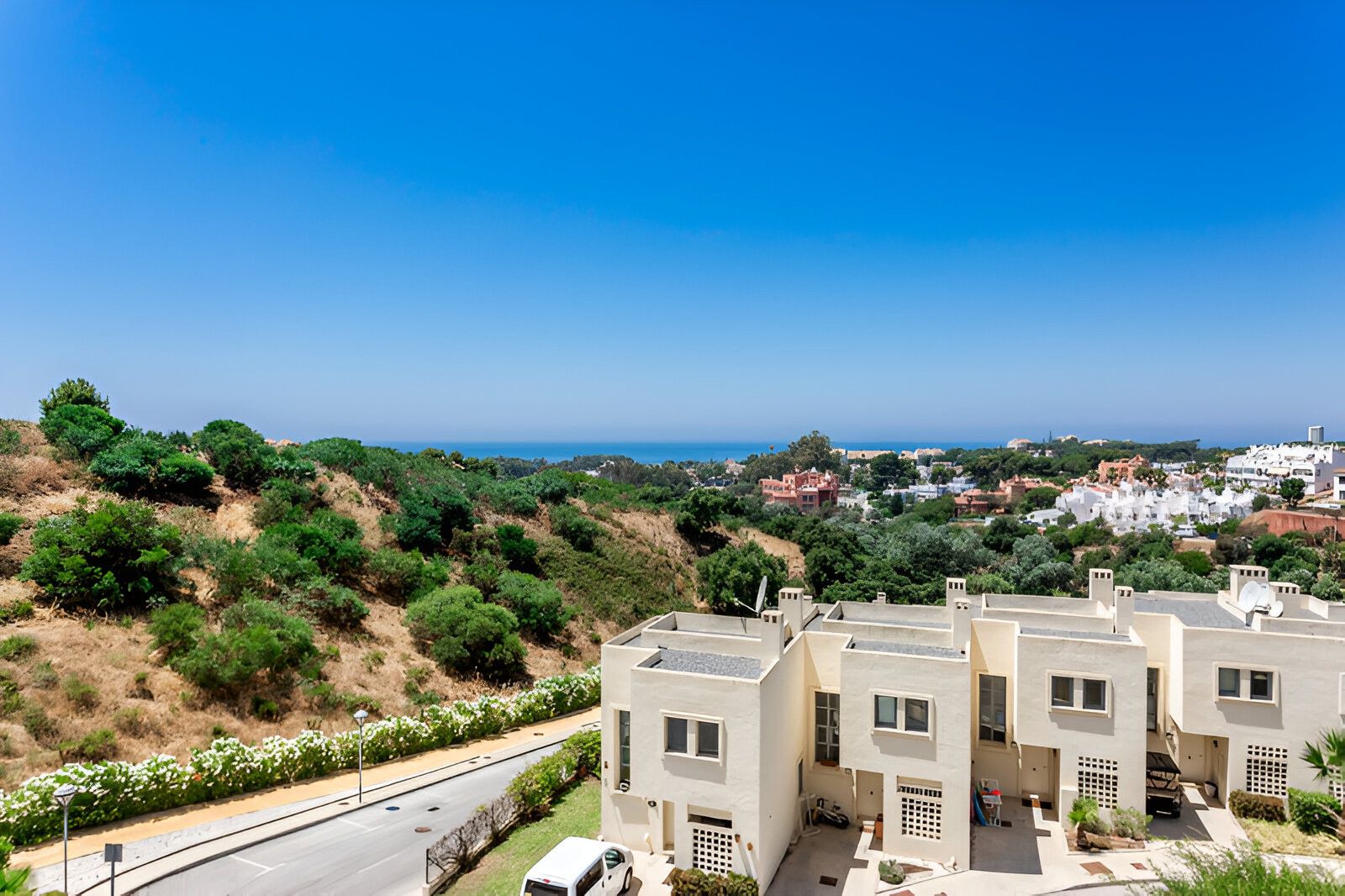 Exterior view of Single-family semi-detached for sale in Marbella  with Terrace, Swimming Pool and Alarm