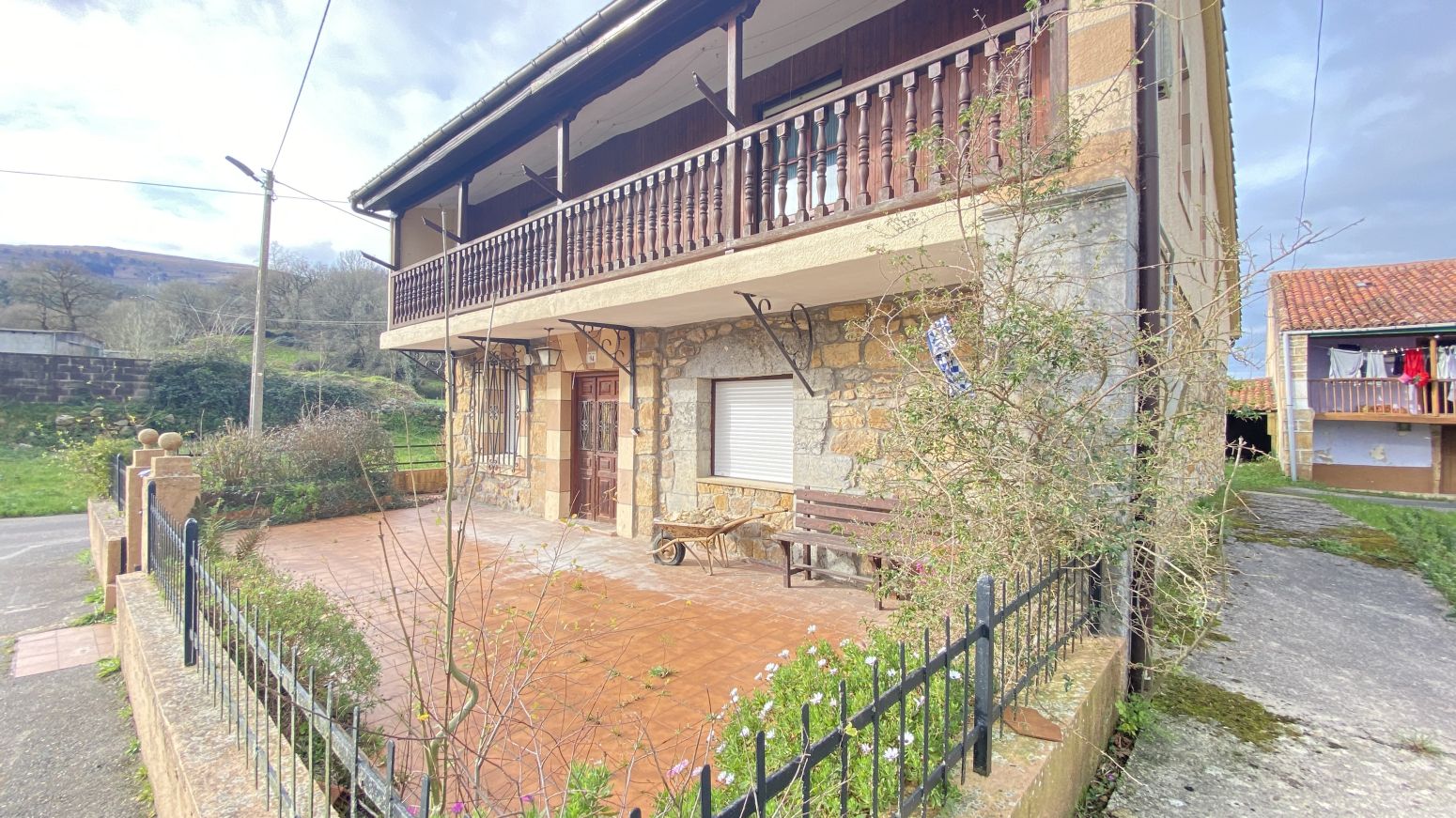 Vista exterior de Casa o xalet en venda en Riotuerto amb Jardí privat