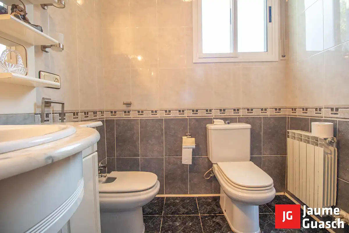 Bany de Casa o xalet en venda en Torredembarra amb Aire condicionat, Calefacció i Jardí privat