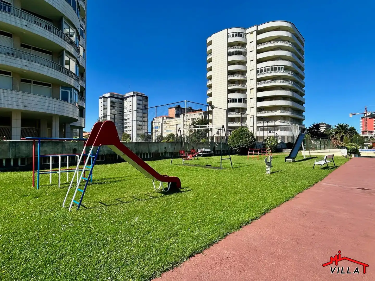 Vista exterior de Piso en venta en Laredo con Calefacción, Terraza y Amueblado