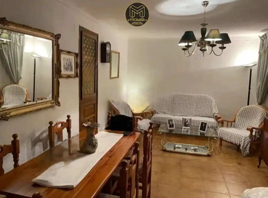 Casa amb terrassa en venda a Mengíbar