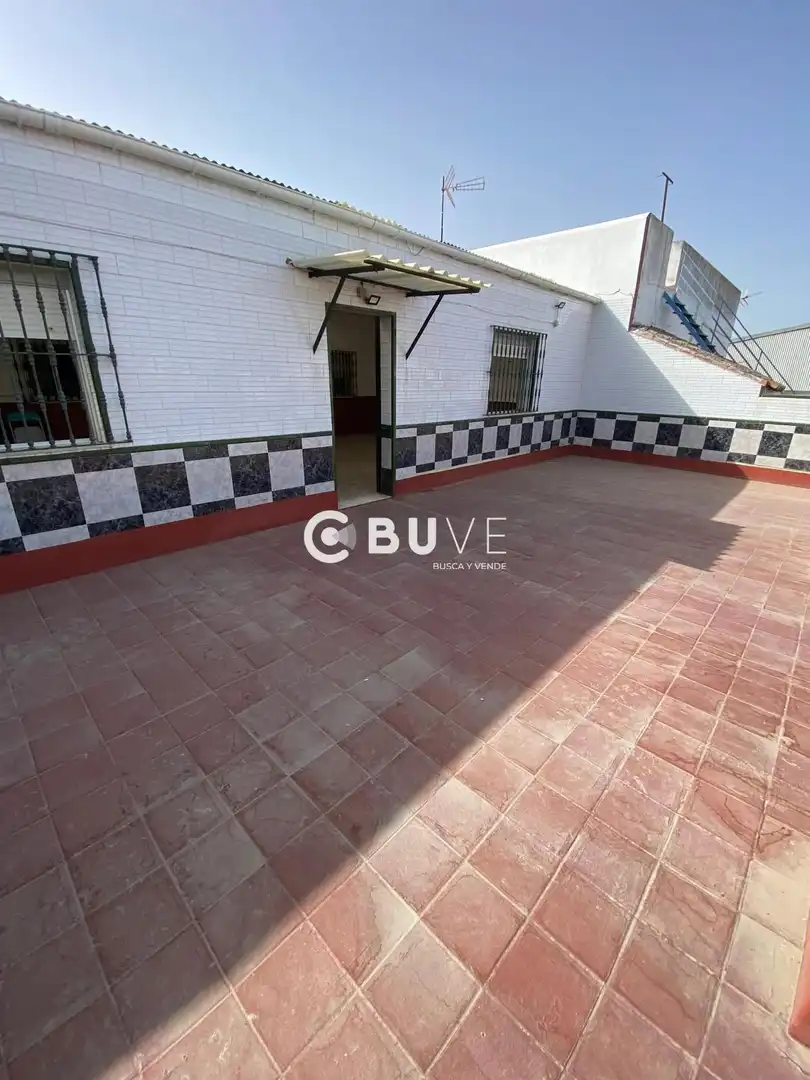 Vista exterior de Casa o xalet en venda en Alcalá de Guadaira amb Aire condicionat, Traster i Moblat