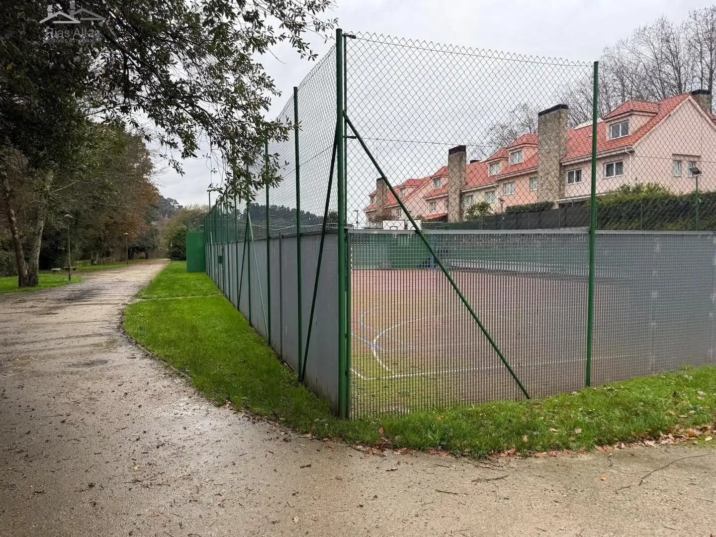 Parking de Casa o chalet en venta en Oleiros con Calefacción, Jardín privado y Trastero