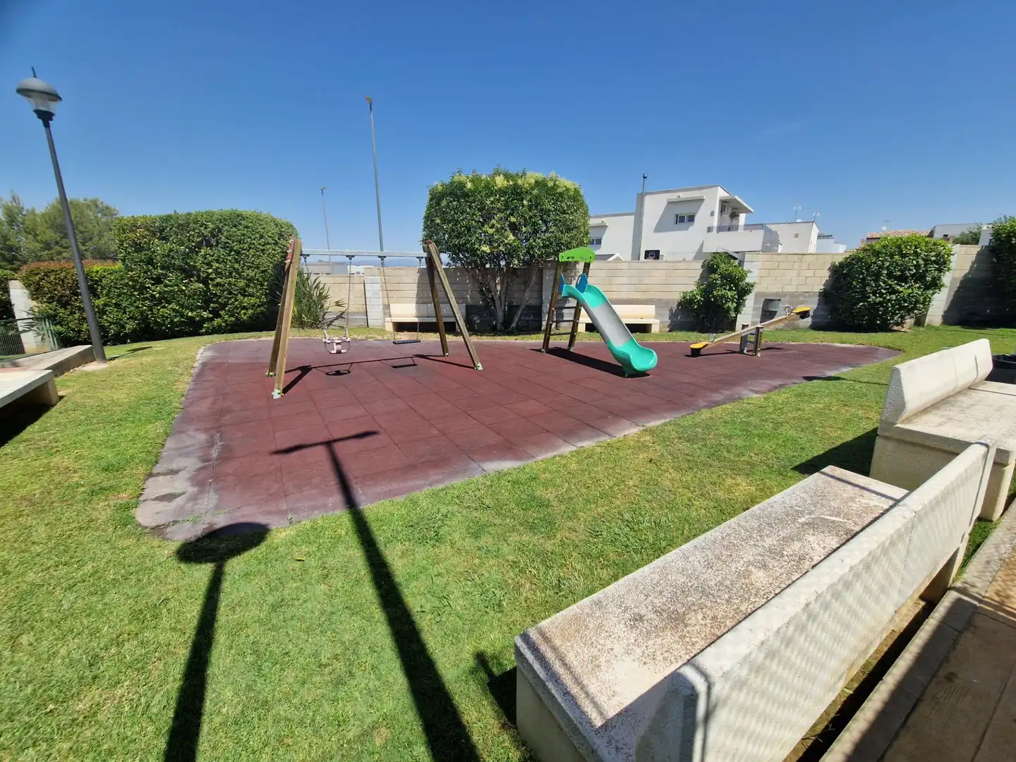 Parkplatz von Einfamilien-Reihenhaus zum Verkauf in La Pobla de Vallbona mit Klimaanlage, Heizung und Privatgarten