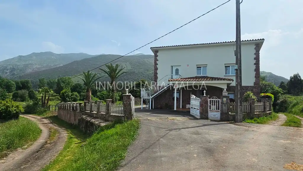 Vista exterior de Casa o chalet en venta en Colunga con Calefacción, Jardín privado y Parquet
