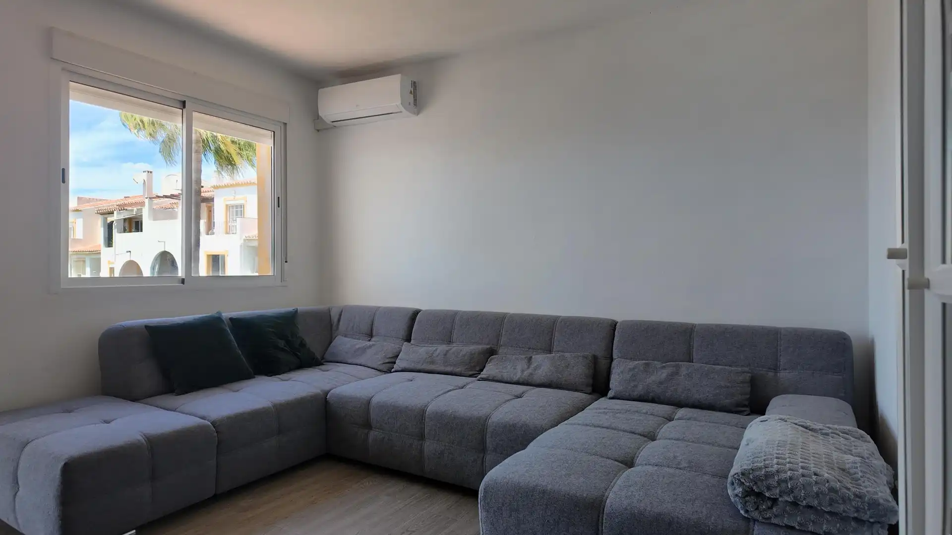 Sala d'estar de Àtic en venda en Estepona amb Jardí privat i Piscina comunitària