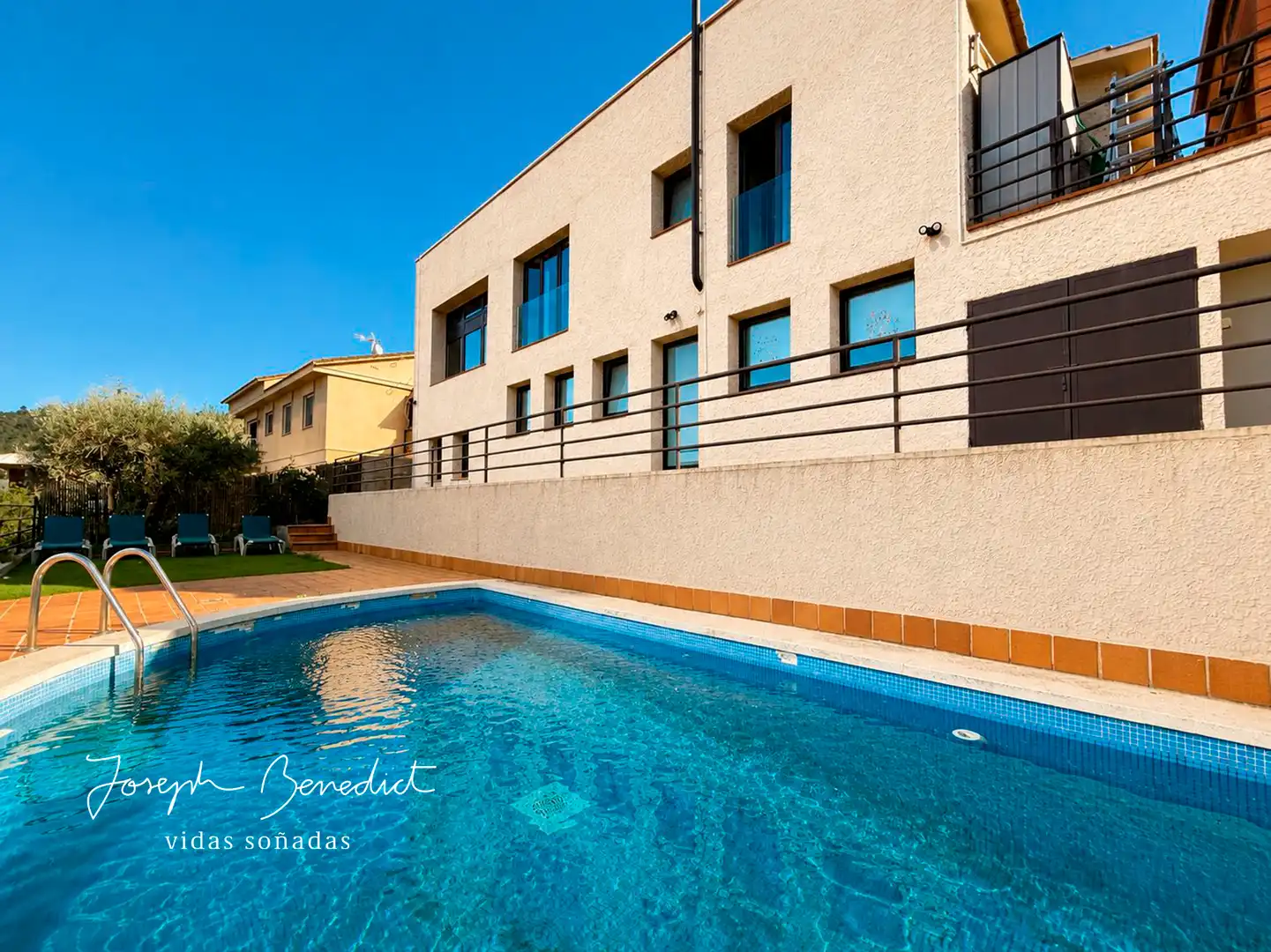Swimming pool of Houses for sale in Torrelles de Llobregat  with Air Conditioner, Heating and Private garden
