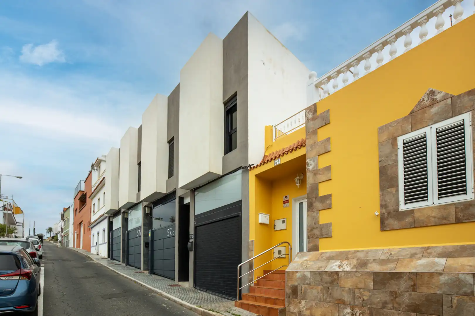 Vista exterior de Casa adosada en venda en Las Palmas de Gran Canaria amb Terrassa, Traster i Moblat