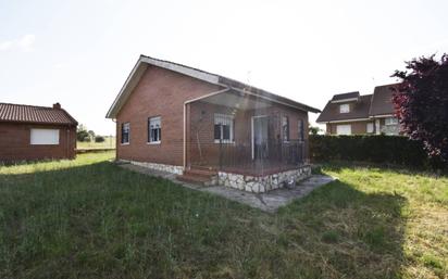Vista exterior de Finca rústica en venda en Santovenia de la Valdoncina amb Jardí privat