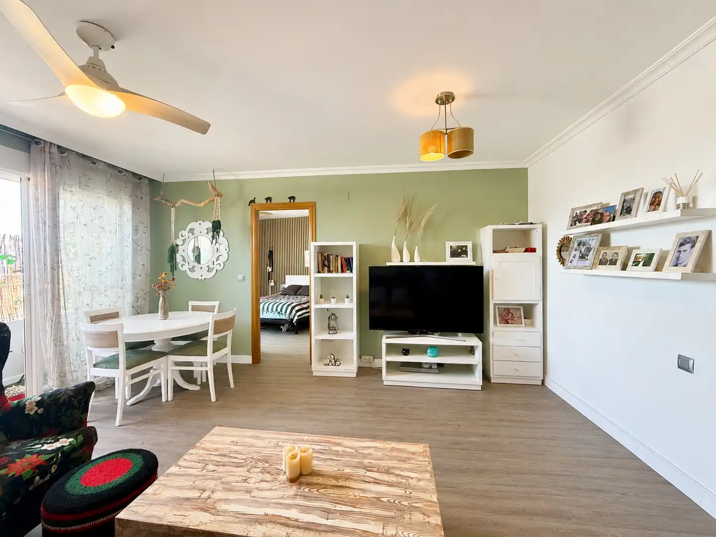 Living room of Flat for sale in La Pobla de Vallbona  with Air Conditioner, Furnished and Oven
