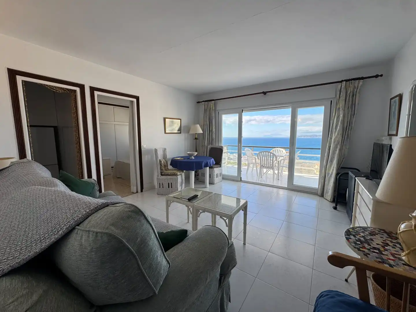 Sala de estar de Apartamento en venta en Estepona con Terraza, Piscina y Amueblado