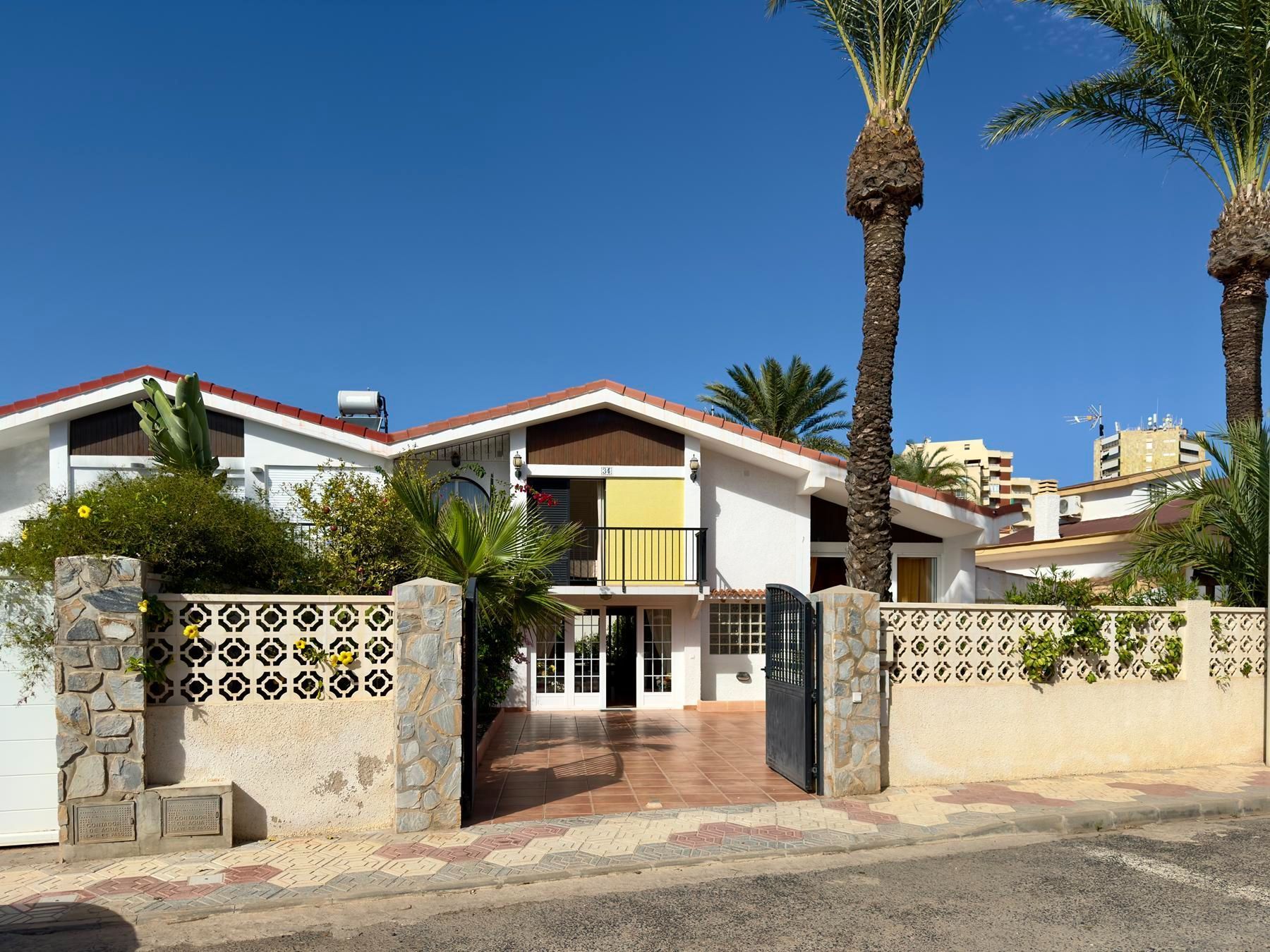 Vista exterior de Casa o xalet en venda en La Manga del Mar Menor amb Calefacció, Jardí privat i Terrassa
