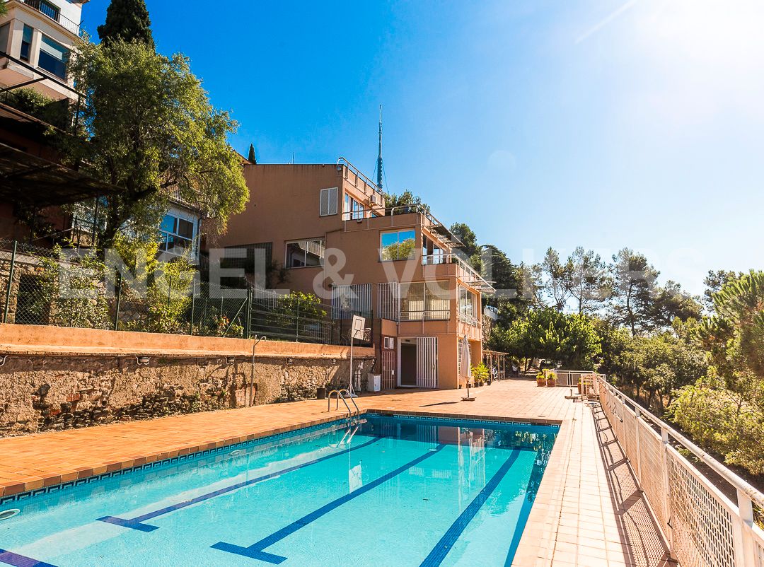 Vista exterior de Casa o xalet en venda en  Barcelona Capital amb Calefacció, Jardí privat i Parquet