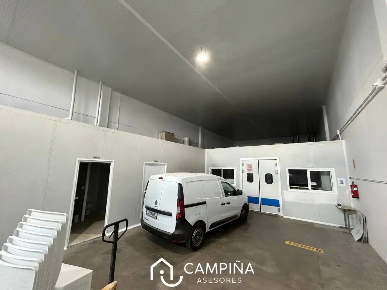 Parkplatz von Fabrikhallen zur Miete in Beas