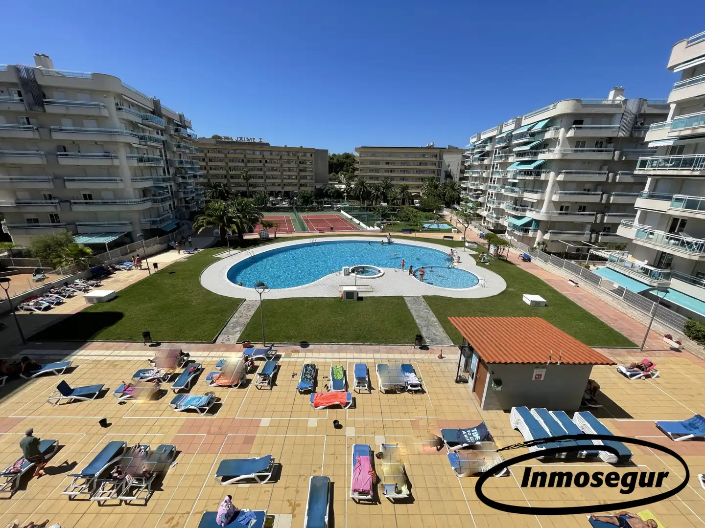 Piscina de Piso en venta en Salou con Calefacción, Terraza y Amueblado