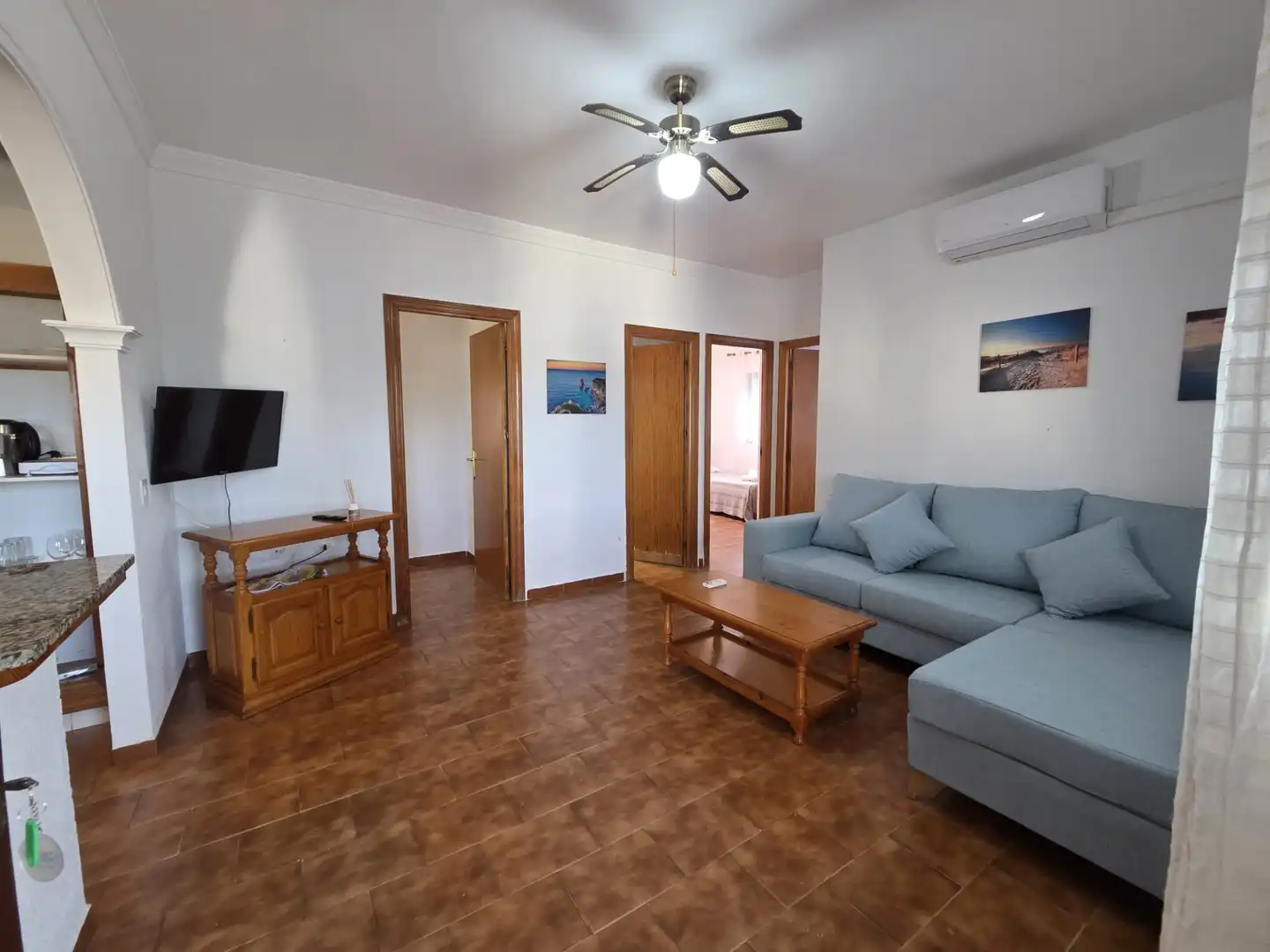 Sala d'estar de Casa adosada de lloguer en Conil de la Frontera amb Aire condicionat, Terrassa i Piscina