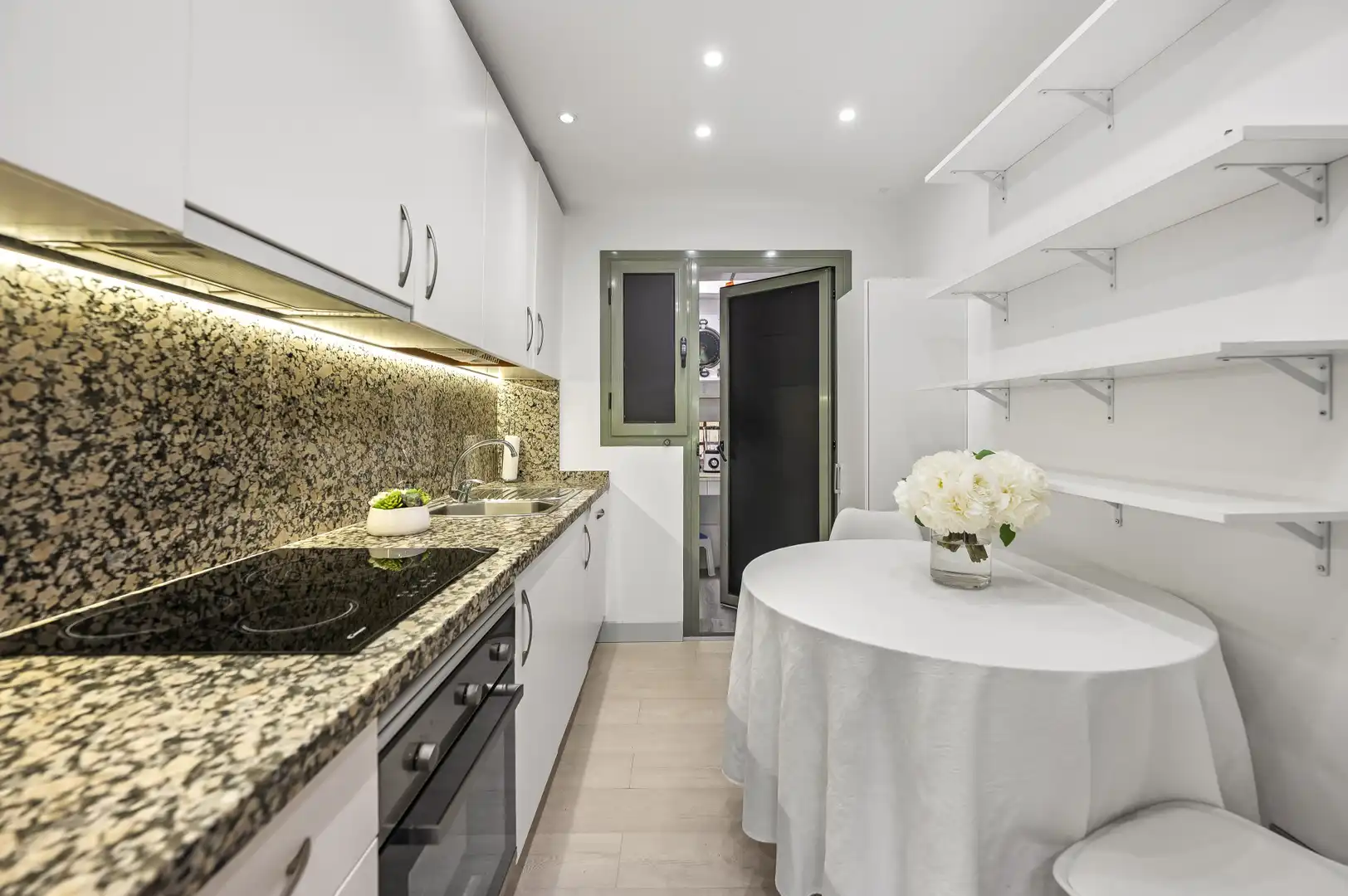 Cuina de Planta baixa en venda en Estepona amb Aire condicionat, Jardí privat i Terrassa
