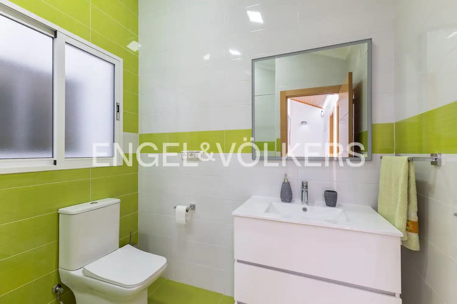 Bathroom of Houses for sale in La Pobla de Vallbona  with Air Conditioner, Heating and Terrace