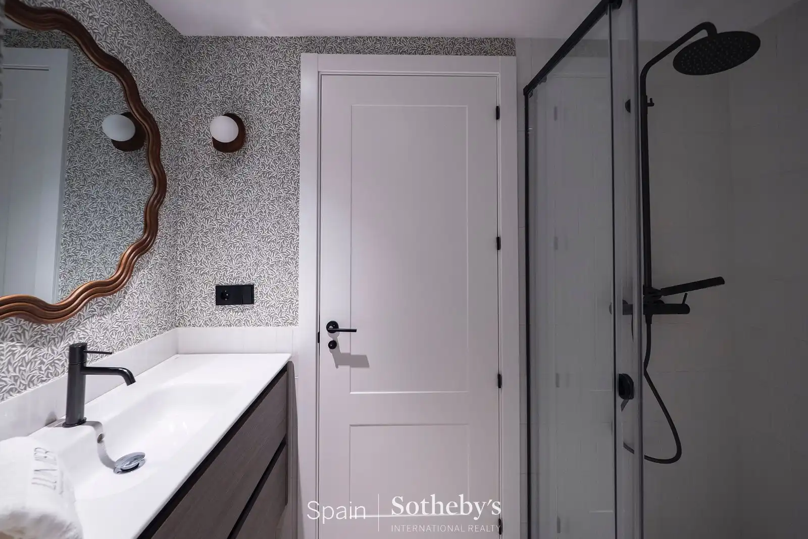 Badezimmer von Wohnungen zum Verkauf in Madrid mit Klimaanlage und Heizung