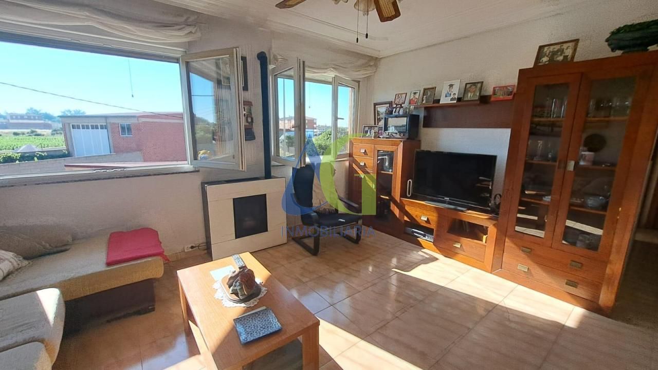 Sala d'estar de Pis en venda en Santa Marina del Rey amb Calefacció i Moblat