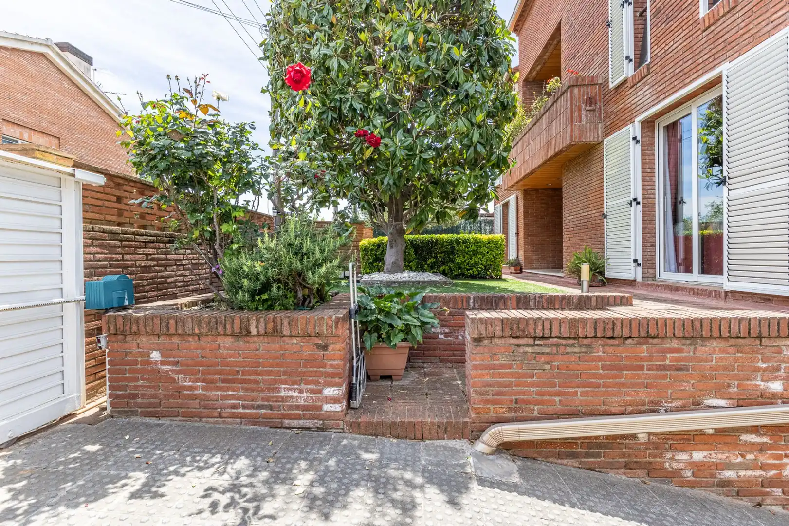 Vista exterior de Casa o xalet en venda en El Masnou amb Calefacció, Jardí privat i Terrassa