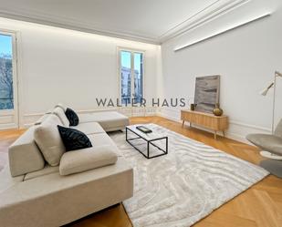 Living room of Flat to rent in  Barcelona Capital  with Air Conditioner, Heating and Parquet flooring