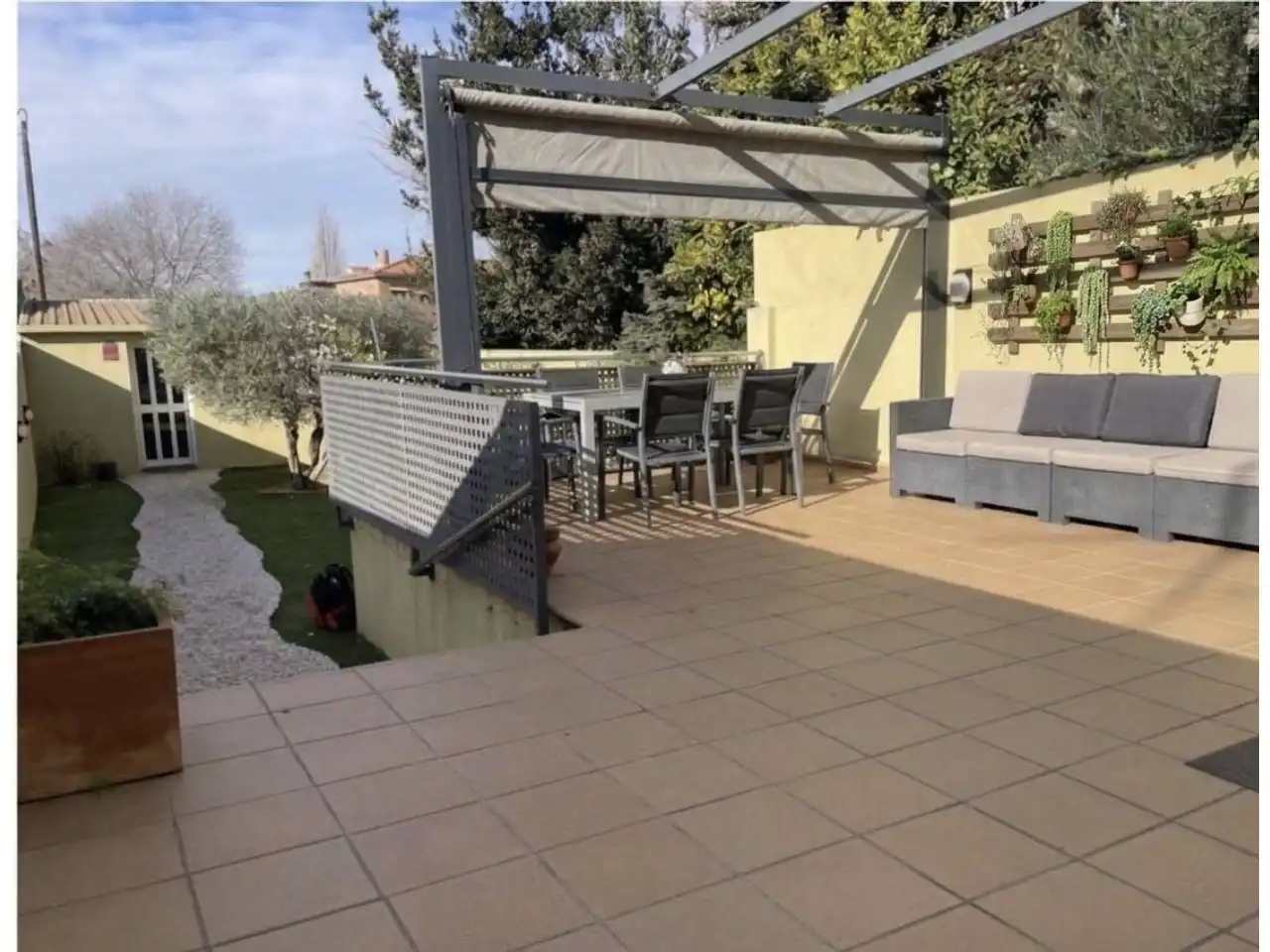 Terrasse von Einfamilien-Reihenhaus zum Verkauf in Granollers mit Klimaanlage, Heizung und Privatgarten