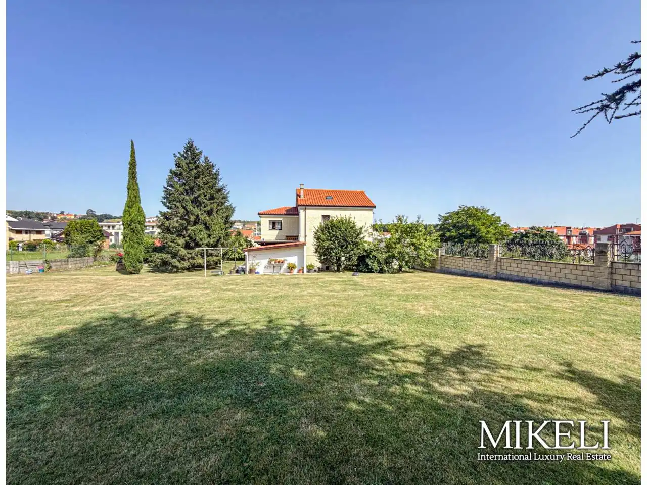 Casa o xalet en venda en El Astillero   amb Calefacció i Jardí privat