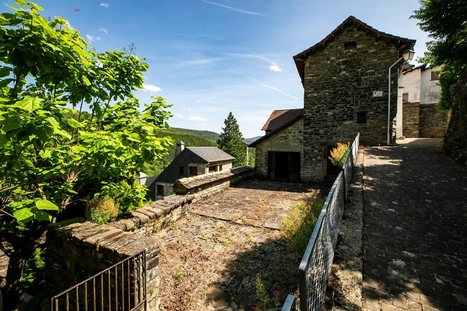 Vista exterior de Casa o chalet en venta en Aragüés del Puerto con Jardín privado, Terraza y Amueblado