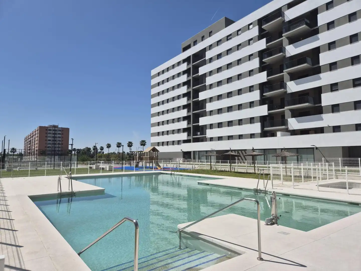 Schwimmbecken von Wohnung zur Miete in Dos Hermanas mit Klimaanlage, Heizung und Terrasse