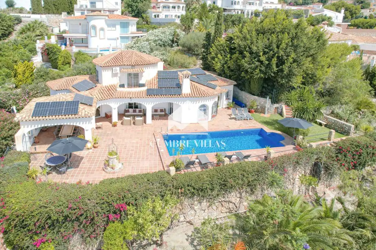 Vista exterior de Casa o xalet en venda en Salobreña amb Jardí privat, Terrassa i Piscina comunitària