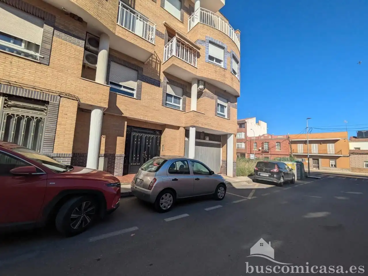Außenansicht von Garage zum Verkauf in Linares