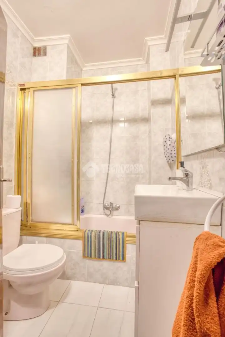 Baño de Piso de alquiler en Salamanca con Calefacción y Balcón