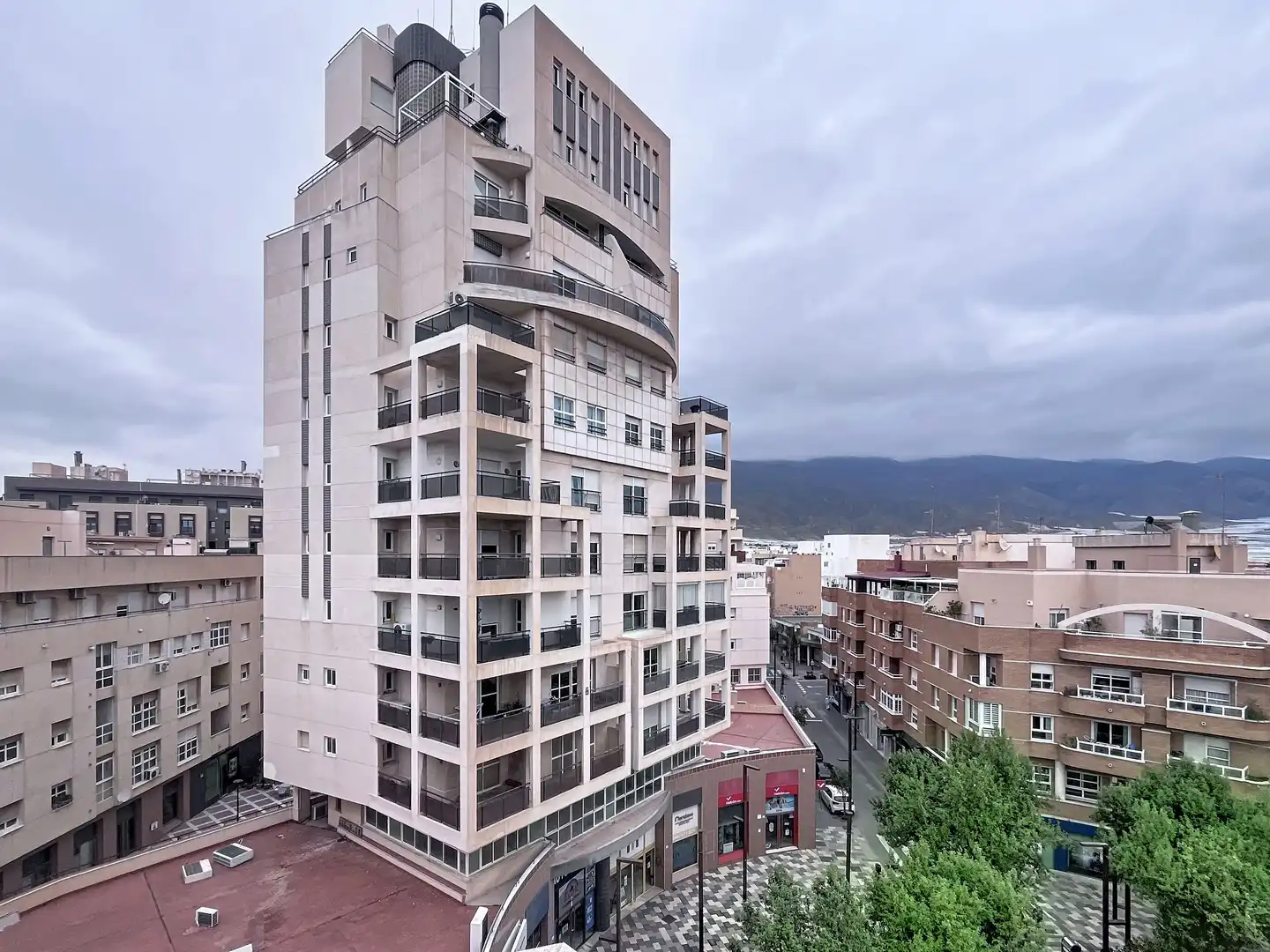 Außenansicht von Wohnung zum Verkauf in El Ejido mit Terrasse und Balkon